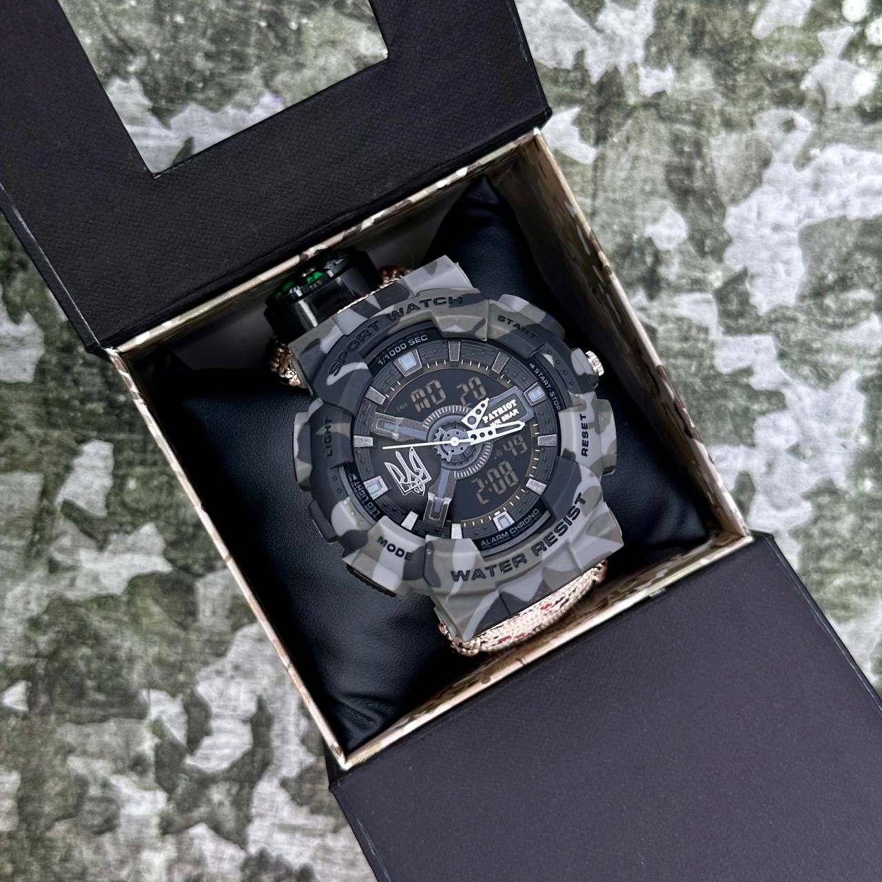 Patriot 005 Тризуб срібло Сірий камуфляж Паракордовий ремінець Desert Camo + Короб - 4